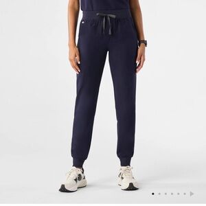 FIGS Zamora Jogger Scrub Pants™ IN navy. Womens size medium tall. Scrubs.